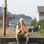 Richard playing in Yamaguchi-ken while waiting for train